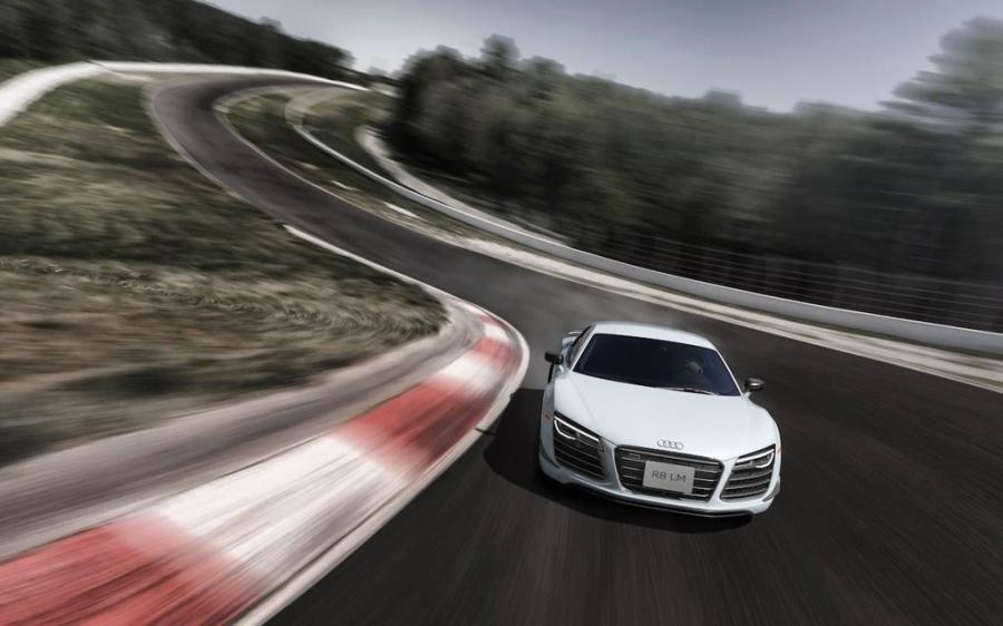  Audi R8 LM by Audi Exclusive 2015 года  (фото 2 из 4)